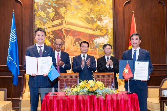 The MoU signing ceremony in Ha Noi on September 25 (Photo: VNA)