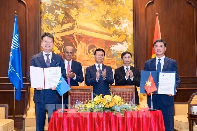 The MoU signing ceremony in Ha Noi on September 25 (Photo: VNA)
