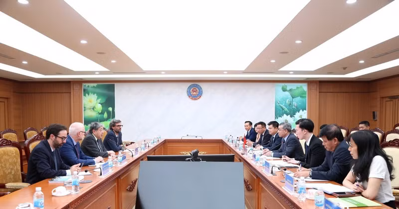 At the meeting between Minister of Finance Ngo Van Tuan and Yasushi Masaki, visiting Deputy Secretary-General of the Organisation for Economic Co-operation and Development, in Ha Noi. (Photo: thoibaotaichinhvietnam.vn)