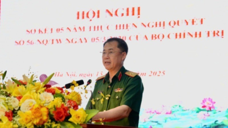 Major General Nguyen Dang Luc, Secretary of the Government Cipher Committee’s Party Organisation and Deputy Head of the Government Cipher Committee, delivers a speech at the conference reviewing five years of implementing Resolution No. 56.