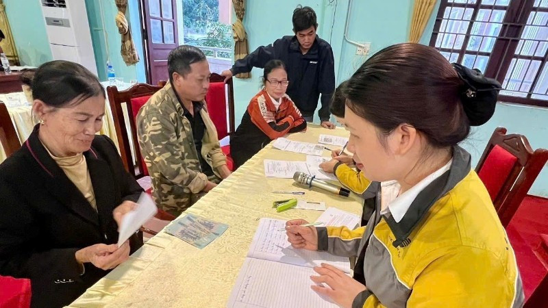 Residents of Yen Dinh Commune, Bac Ninh Province are delighted to receive cash assistance to restore their livelihoods after the storm and floods under phase II of the project.
