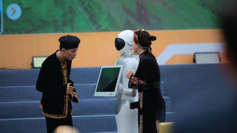 An AI robot demonstration and the iKnow solution guiding citizens in carrying out administrative procedures at the 2025 National Forum on the Development of Viet Nam’s Digital Technology Enterprises