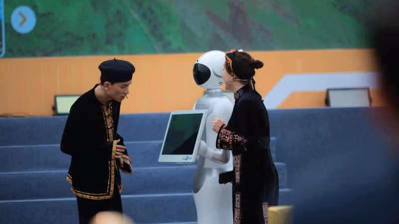 An AI robot demonstration and the iKnow solution guiding citizens in carrying out administrative procedures at the 2025 National Forum on the Development of Viet Nam’s Digital Technology Enterprises