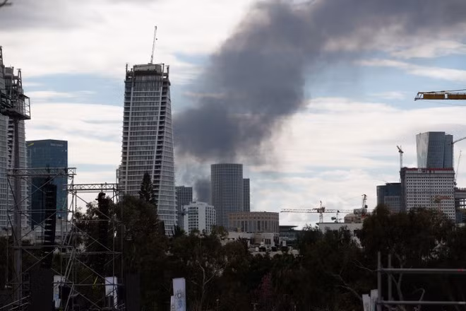 Smoke rises above Tel Aviv after Iran launches retaliatory missiles into Israeli territory on February 28, 2026. (Photo: Xinhua/VNA)