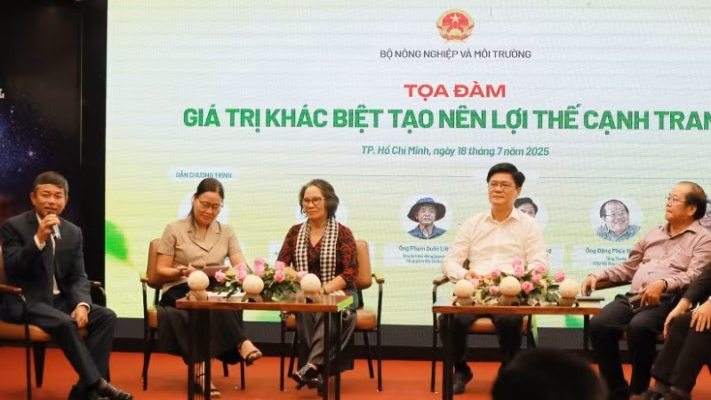 Delegates discuss at the forum