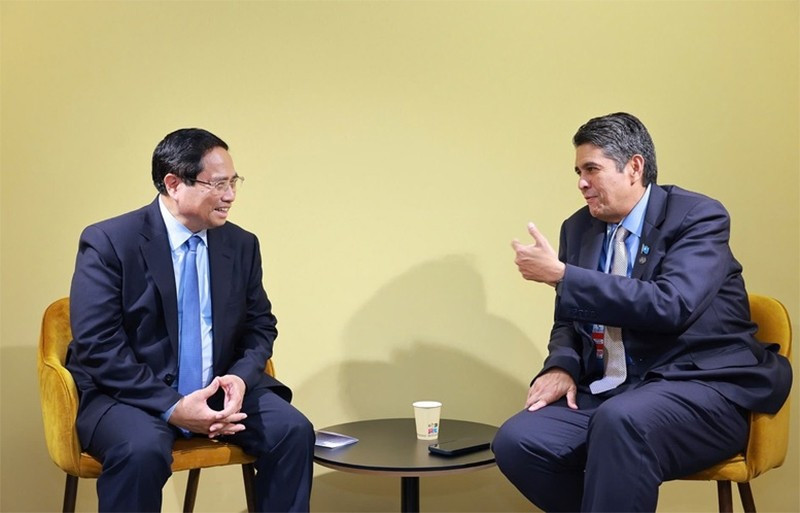 Prime Minister Pham Minh Chinh (L) meets with President of Palau Surangel Whipps Jr. in Nice, France on June 9 (Photo: VGP)