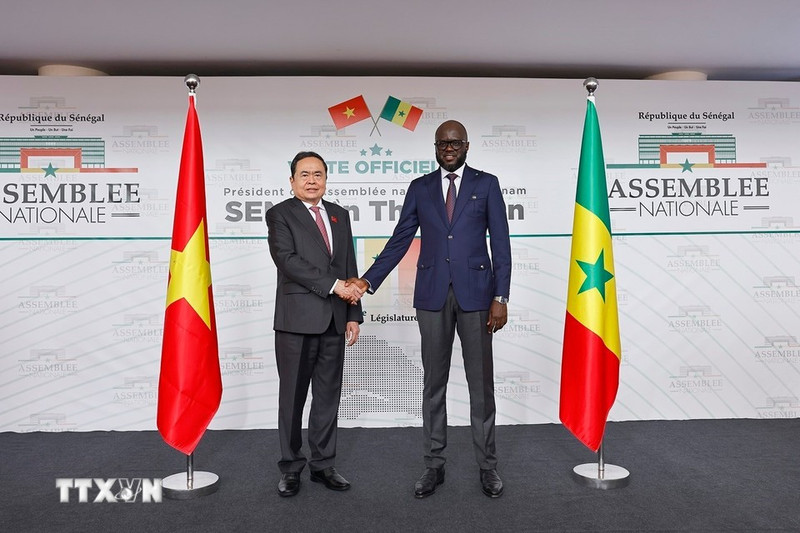 President of the Senegalese National Assembly El Malick Ndiaye (right) welcomes Vietnamese National Assembly Chairman Tran Thanh Man in Dakar on July 23. (Photo: VNA)