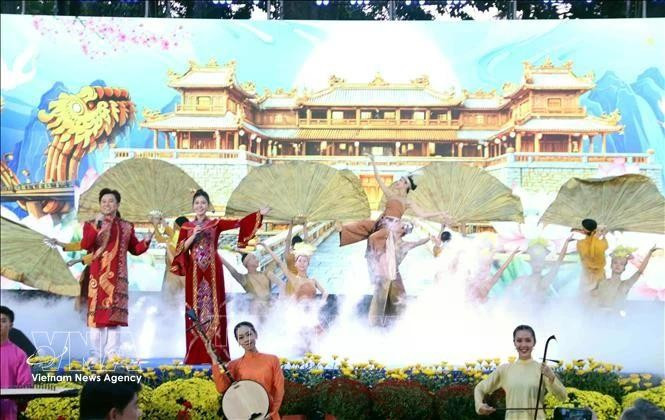 A performance at the meeting with over 1,000 overseas Vietnamese in Ho Chi Minh City on February 6 evening to celebrate the upcoming Lunar New Year (Tet). (Photo: VNA)