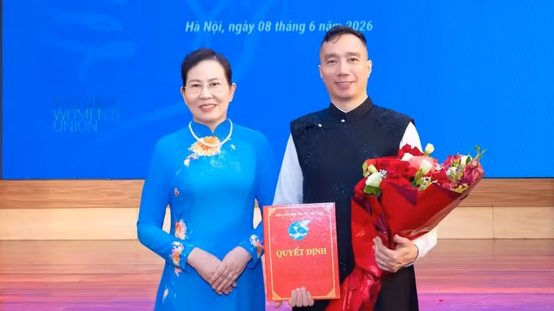 Le Thi Thuy, Member of the Party Central Committee and President of the Viet Nam Women's Union, presents the decision recognising designer Do Trinh Hoai Nam as an Honorary Member of the organisation. (Photo courtesy of the designer)