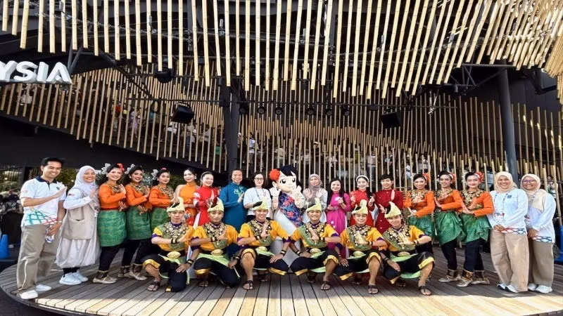 Cultural and artistic exchange programme between the Viet Nam and Malaysia Pavilions.