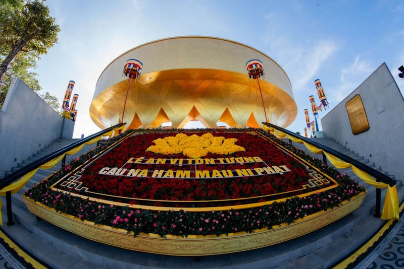 The enshrinement ceremony of the Konagamana Buddha Statue at Ba Den Mountain (Photo: Sun Group)