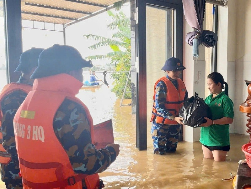 Officers and soldiers of Naval Region 3 deliver hundreds of relief packages, including rice, dry rations, instant noodles, bottled water, and milk, directly to residents in flood-affected areas. (Photo: Naval Region 3)