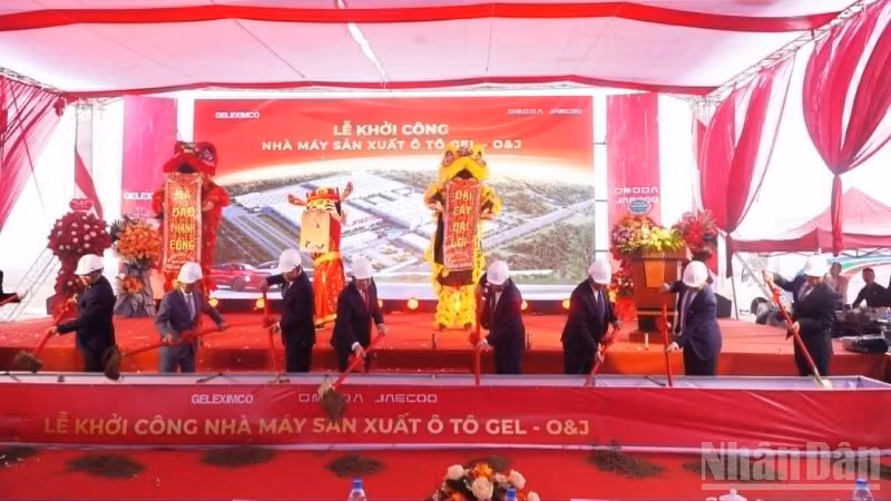 Delegates perform the groundbreaking ceremony for the automobile manufacturing plant project with a total investment of 319 million USD.