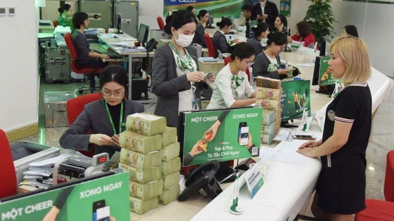 Customer transactions at a VPBank branch. (Photo: KHANH AN)