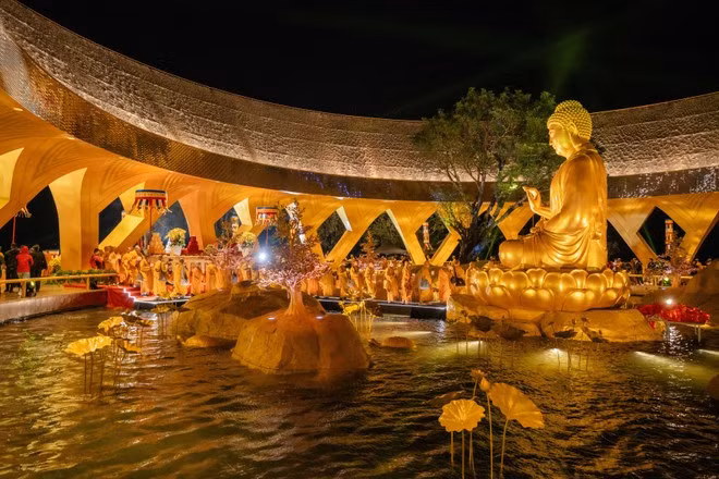 The Konagamana Buddha Statue is created beside a decades-old fig tree, reflected upon Udumbara Lake (Photo: Sun Group)