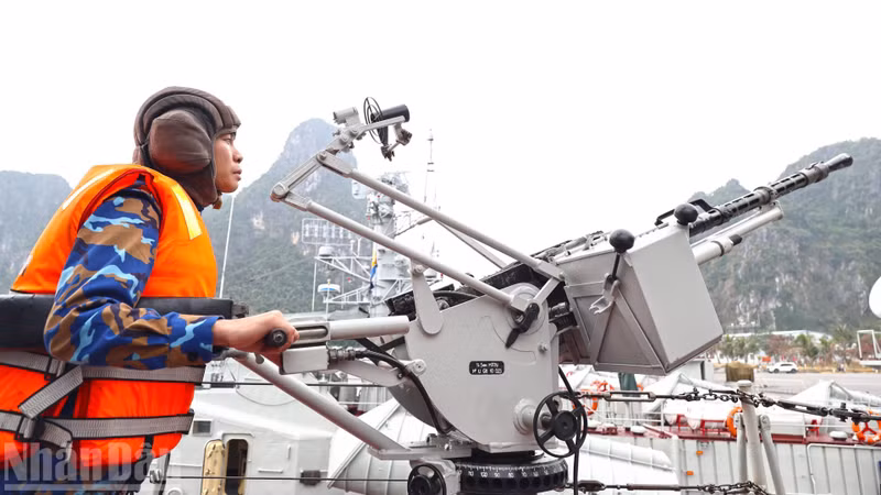 Combat alert drill at the 14.5 mm gun position on Ship 267, Squadron 134.