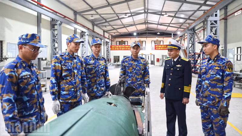 Nguyen Dinh Manh (second from right), Political Commissar of Brigade 170, inspects equipment maintenance.