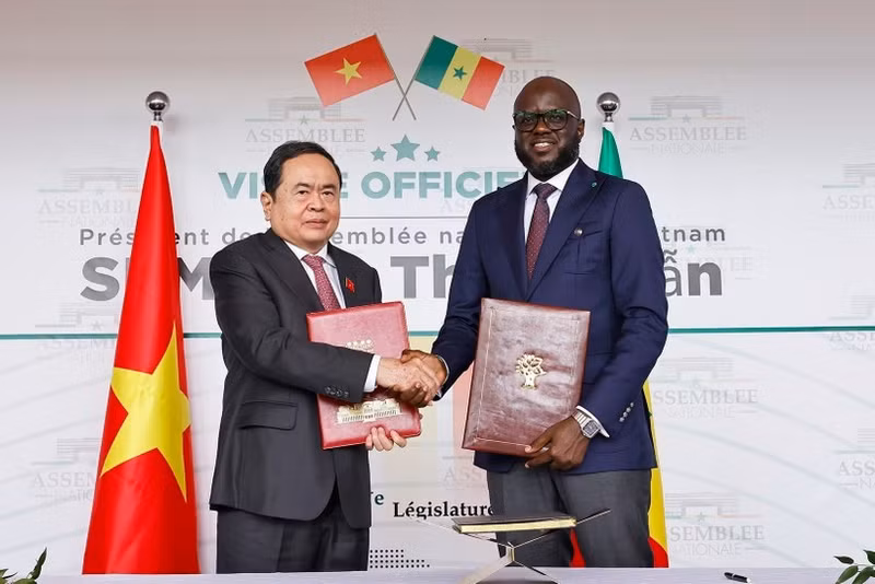 Chairman of the Vietnamese National Assembly Tran Thanh Man (L) and President of the Senegalese National Assembly El Malick Ndiaye sign a cooperation agreement between the two legislatures in Daka on July 23. (Photo: VNA)