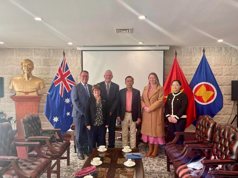 Vietnamese Ambassador to Australia Pham Hung Tam (third from right) at the reception for Logan K. Howlett, Mayor of the City of Cockburn, Western Australia on June 23 (Photo: VNA)