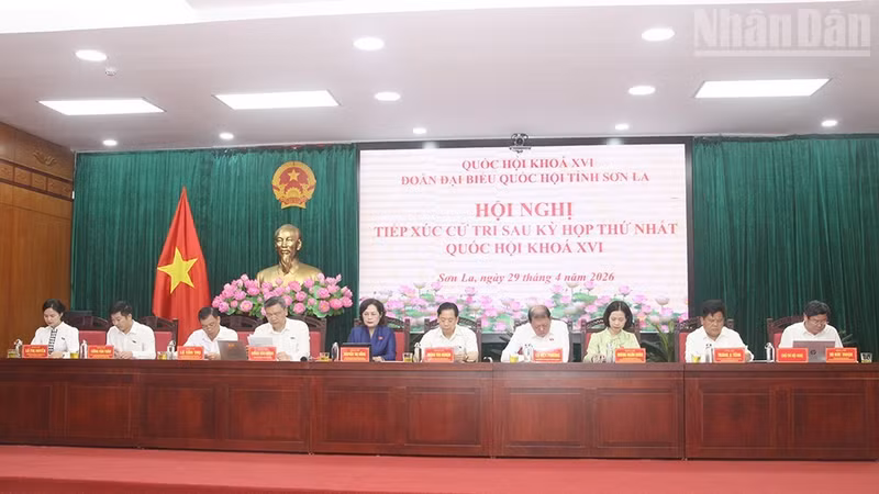 National Assembly Vice Chairwoman Nguyen Thi Hong at the meeting with Son La voters