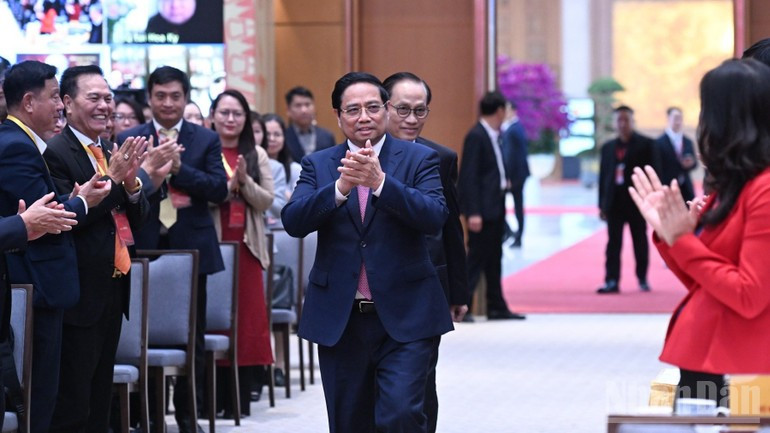 Prime Minister Pham Minh Chinh attends the national conference reviewing the implementation of Resolution No. 36-NQ/TW on OVs affairs and guiding documents of the Party Central Committee's Politburo and Secretariat in this field (Photo: NDO)