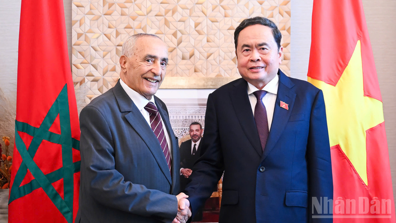 NA Chairman Tran Thanh Man (L) receives Mustapha El Ktiri, President of the Morocco–Viet Nam Friendship Association (MVFA), in Rabat on the morning of July 26 (local time) (Photo: NDO)