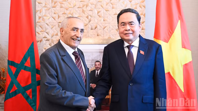 NA Chairman Tran Thanh Man (L) receives Mustapha El Ktiri, President of the Morocco–Viet Nam Friendship Association (MVFA), in Rabat on the morning of July 26 (local time) (Photo: NDO)