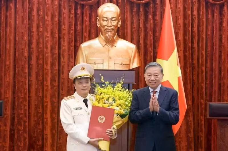 Party General Secretary and State President To Lam (R) presents the decision promoting Deputy Minister of Public Security Dang Hong Duc from the rank of Lieutenant General to Senior Lieutenant General. (Photo: VNA)