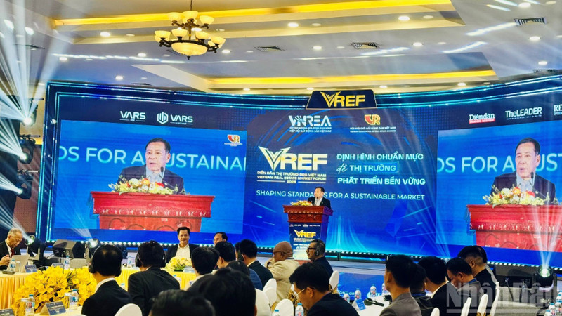Nguyen Van Khoi, Chairman of the Viet Nam Real Estate Association speaks at the forum.