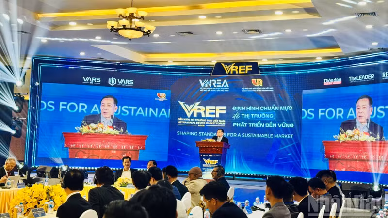Nguyen Van Khoi, Chairman of the Viet Nam Real Estate Association speaks at the forum.