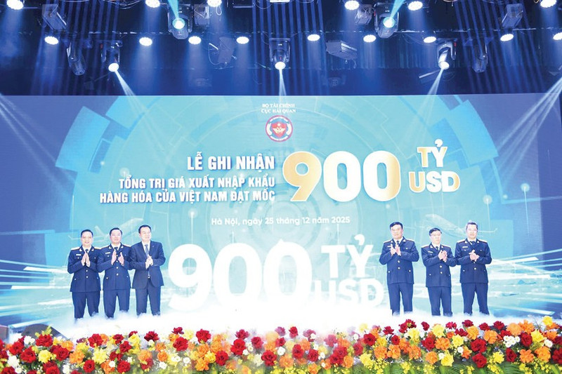 The ceremony marking Viet Nam’s total import–export turnover reaching the 900 billion USD milestone, held in Ha Noi on December 25, 2025.