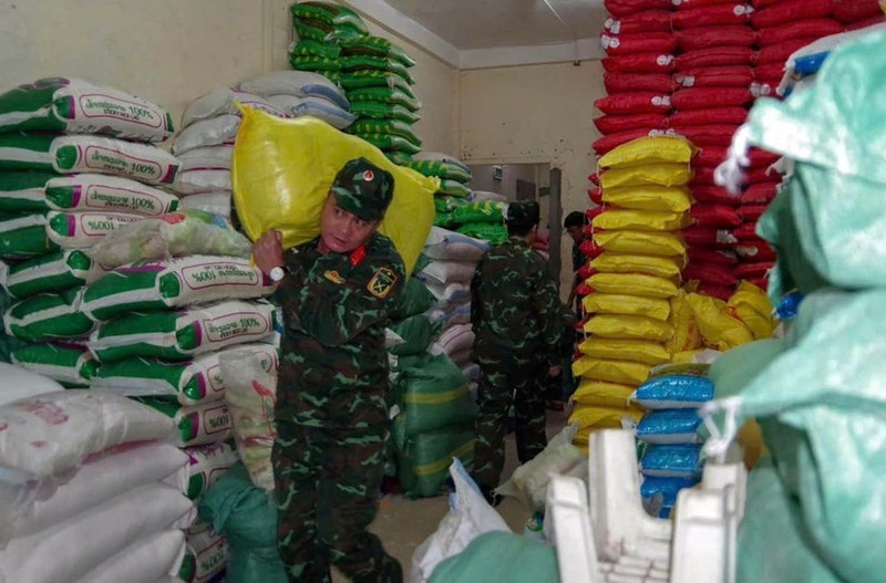 Soldiers transport rice to distribute to flood-hit residents on October 31. (Photo: VNA)