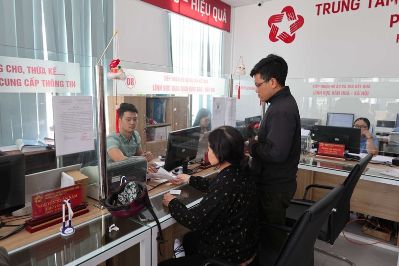 Processing administrative requests at Bao Loc ward's Public Service Centre, Lam Dong province (Photo: VNA)