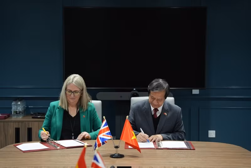 Vietnamese Minister of Education and Training Nguyen Kim Son (R) and Minister of State (Minister for Skills) in the UK Department for Education Jacqui Smith agree to enhance cooperation across multiple education levels. (Photo: VNA)