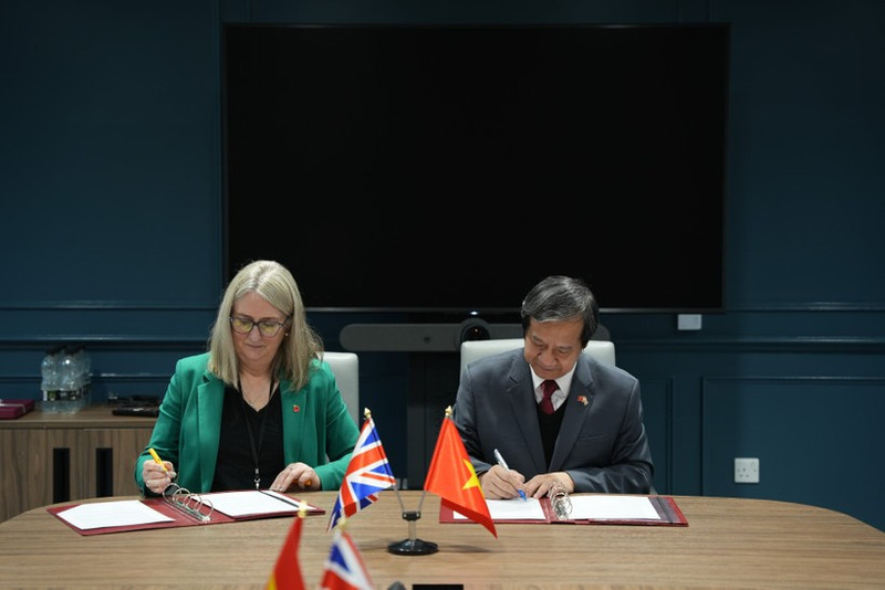 Vietnamese Minister of Education and Training Nguyen Kim Son (R) and Minister of State (Minister for Skills) in the UK Department for Education Jacqui Smith agree to enhance cooperation across multiple education levels. (Photo: VNA)