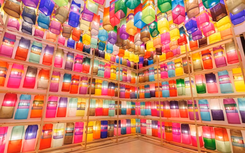 Nearly 1,300 vibrant Jinju silk lamps illuminate the exhibition space in Ha Noi (Photo: TTVHHQ)