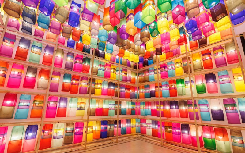 Nearly 1,300 vibrant Jinju silk lamps illuminate the exhibition space in Ha Noi (Photo: TTVHHQ)