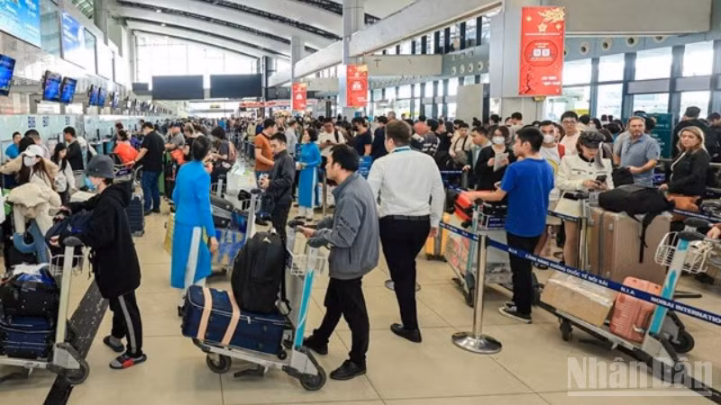 Airports across Viet Nam bustling with passengers in the first half of 2025