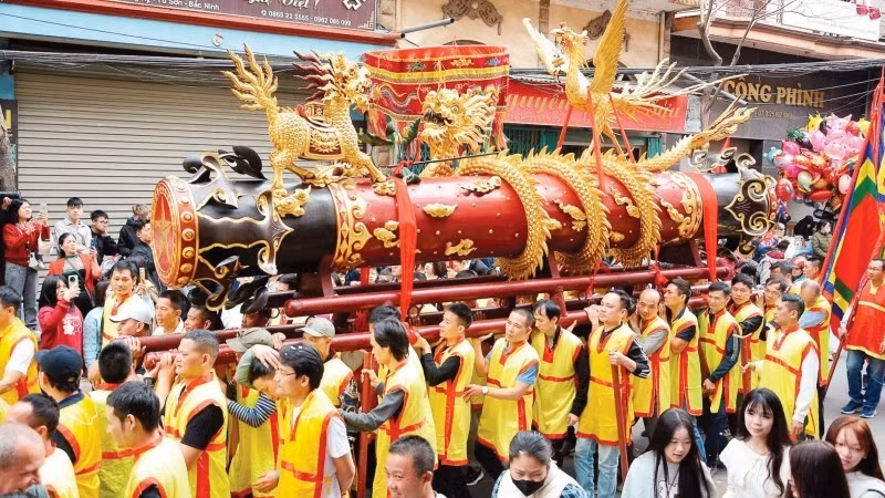 A jubilant atmosphere at the Dong Ky Firecracker Procession Festival, Dong Nguyen Ward, Bac Ninh Province. (Photo: AN TRAN)
