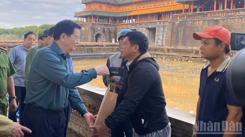Deputy Prime Minister Mai Van Chinh visits and presents gifts to the sanitation workers and security staff responsible for maintaining the Imperial City of Hue. (Photo: NDO)