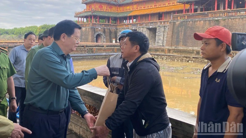 Deputy Prime Minister Mai Van Chinh visits and presents gifts to the sanitation workers and security staff responsible for maintaining the Imperial City of Hue. (Photo: NDO)