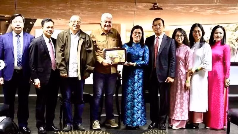 The delegation presents gifts and takes a photo with Eduardo Pinera, PSUV Vice President and Head of the Commission for Ideology and Training. (Photo: Embassy of Viet Nam in Venezuela)