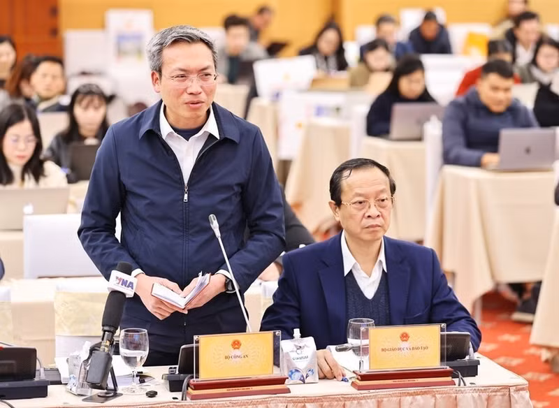 Major General Nguyen Quoc Toan (standing), Chief of the MPS Office and its spokesperson, speaks at the press conference (Photo: VNA)