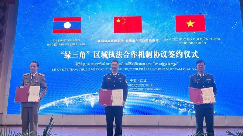 Representatives of Viet Nam, China and Laos sign the new trilateral law enforcement cooperation mechanism on March 25. (Photo: ANH DUNG)