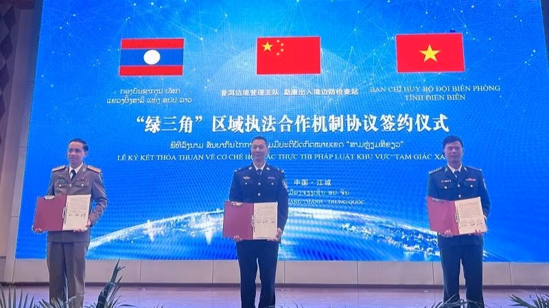 Representatives of Viet Nam, China and Laos sign the new trilateral law enforcement cooperation mechanism on March 25. (Photo: ANH DUNG)