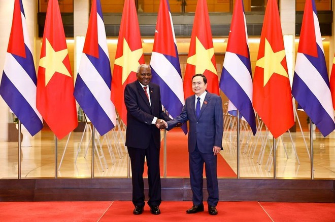 National Assembly Chairman Tran Thanh Man (R) and President of the National Assembly of People’s Power of Cuba Esteban Lazo Hernandez at their meeting in Ha Noi on November 2, 2024 (Photo: VNA)