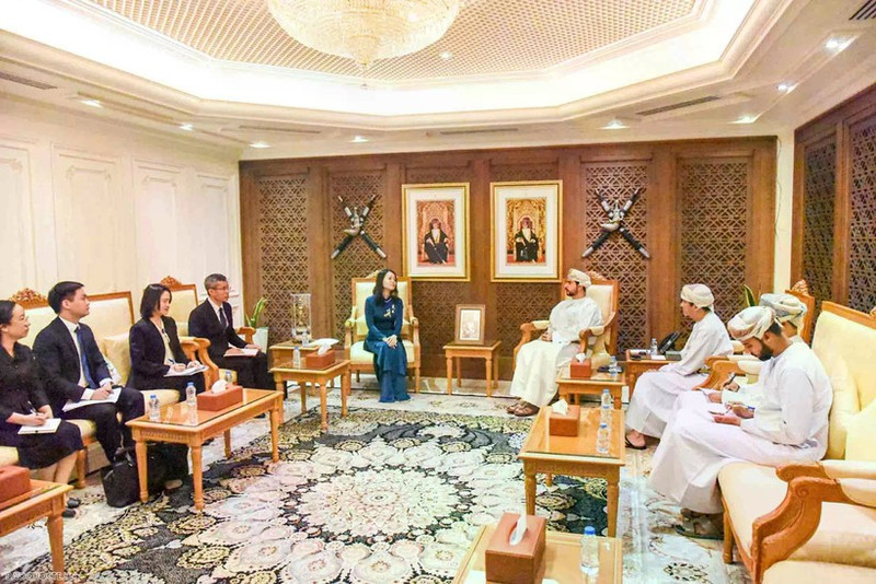 Vietnamese Deputy Minister of Foreign Affairs Nguyen Minh Hang (left) and her Omani counterpart Khalifa Bin Ali Al Harthy on September 24 co-chair the 4th Viet Nam–Oman political consultation. (Photo: VNA)