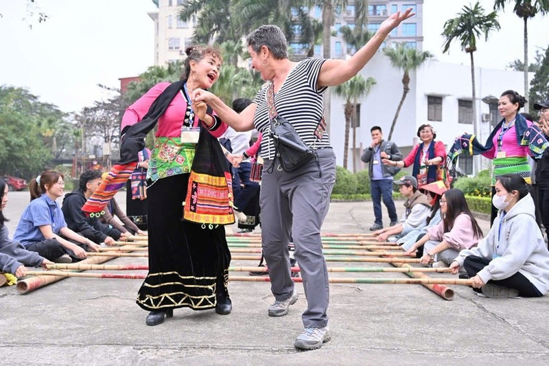 International visitors experience the Vietnamese bamboo dance at the Viet Nam Museum of Ethnology, February 2026. (Source: VME)