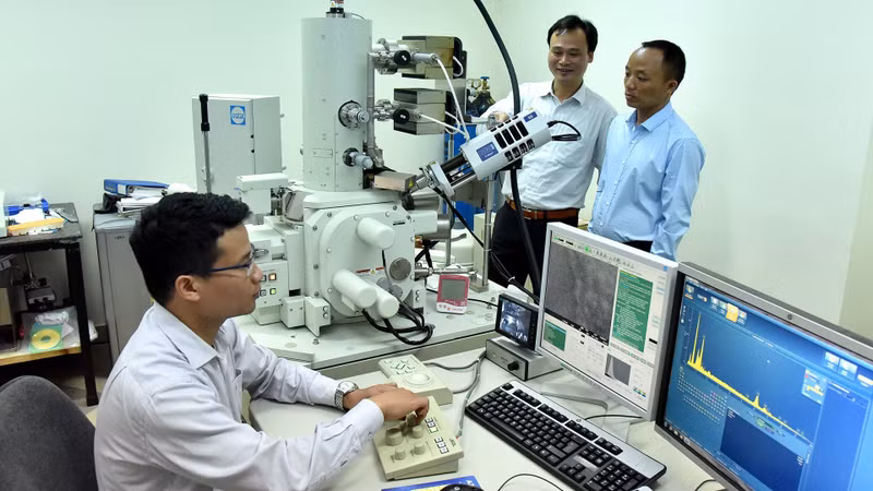 PhD candidates conduct scientific research in a laboratory at Ha Noi University of Science and Technology. (Photo: Nguyen Dang)