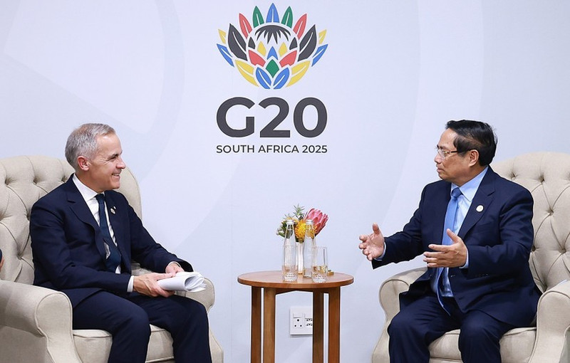 Vietnamese Prime Minister Pham Minh Chinh (R) meets with Canadian PM Mark Carney. (Photo: VNA)